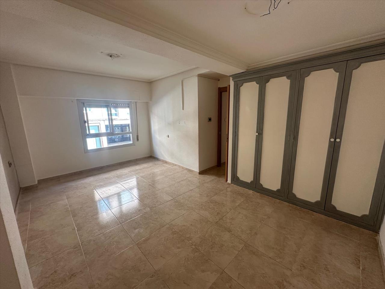 Salón principal con armario empotrado