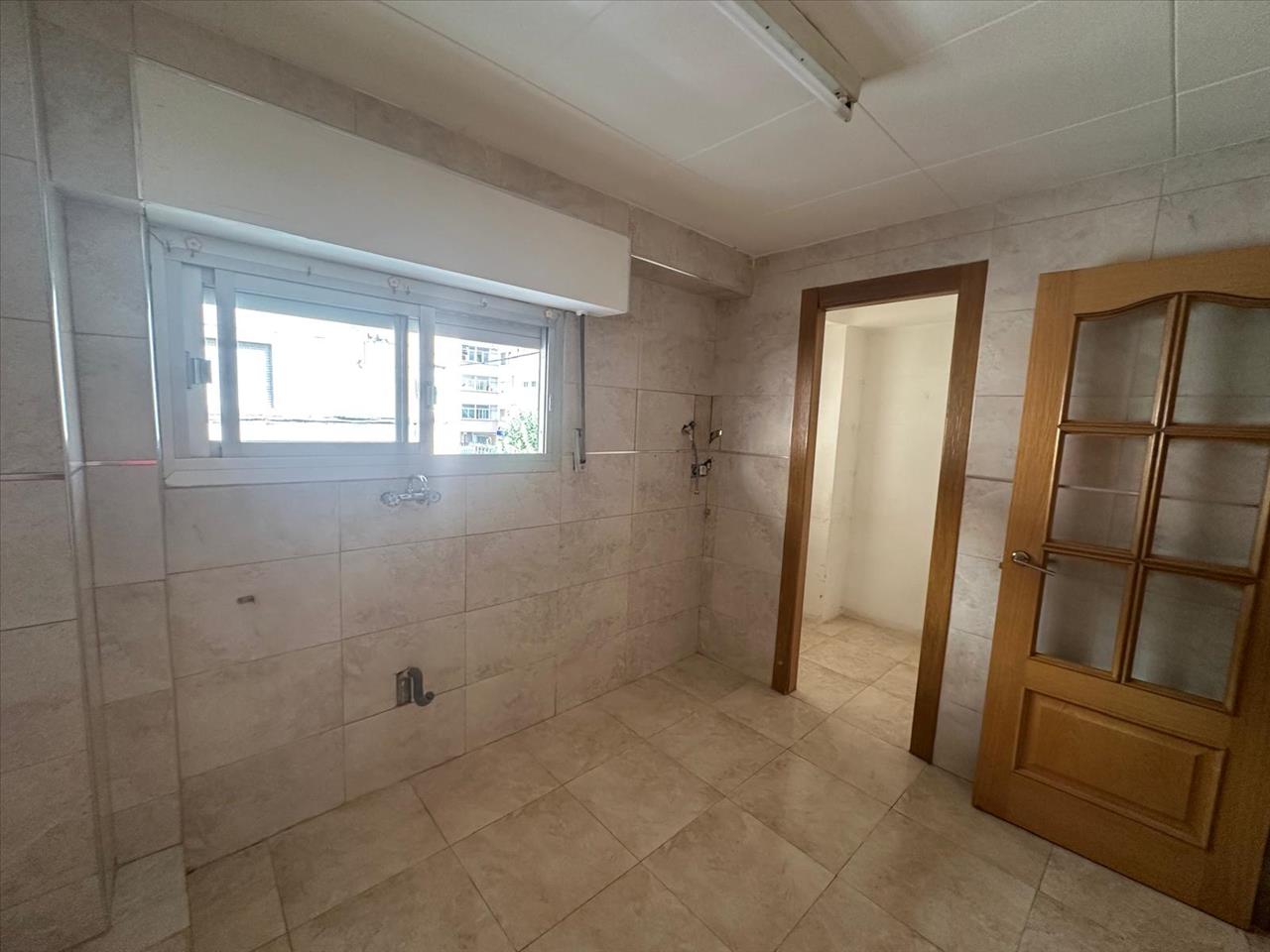 Cocina con ventana exterior